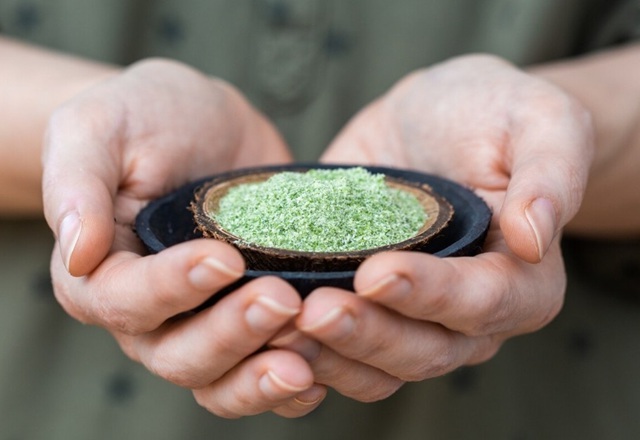 kratom v hrsti